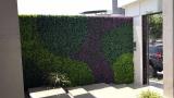 Muros verdes y follajes sintéticos